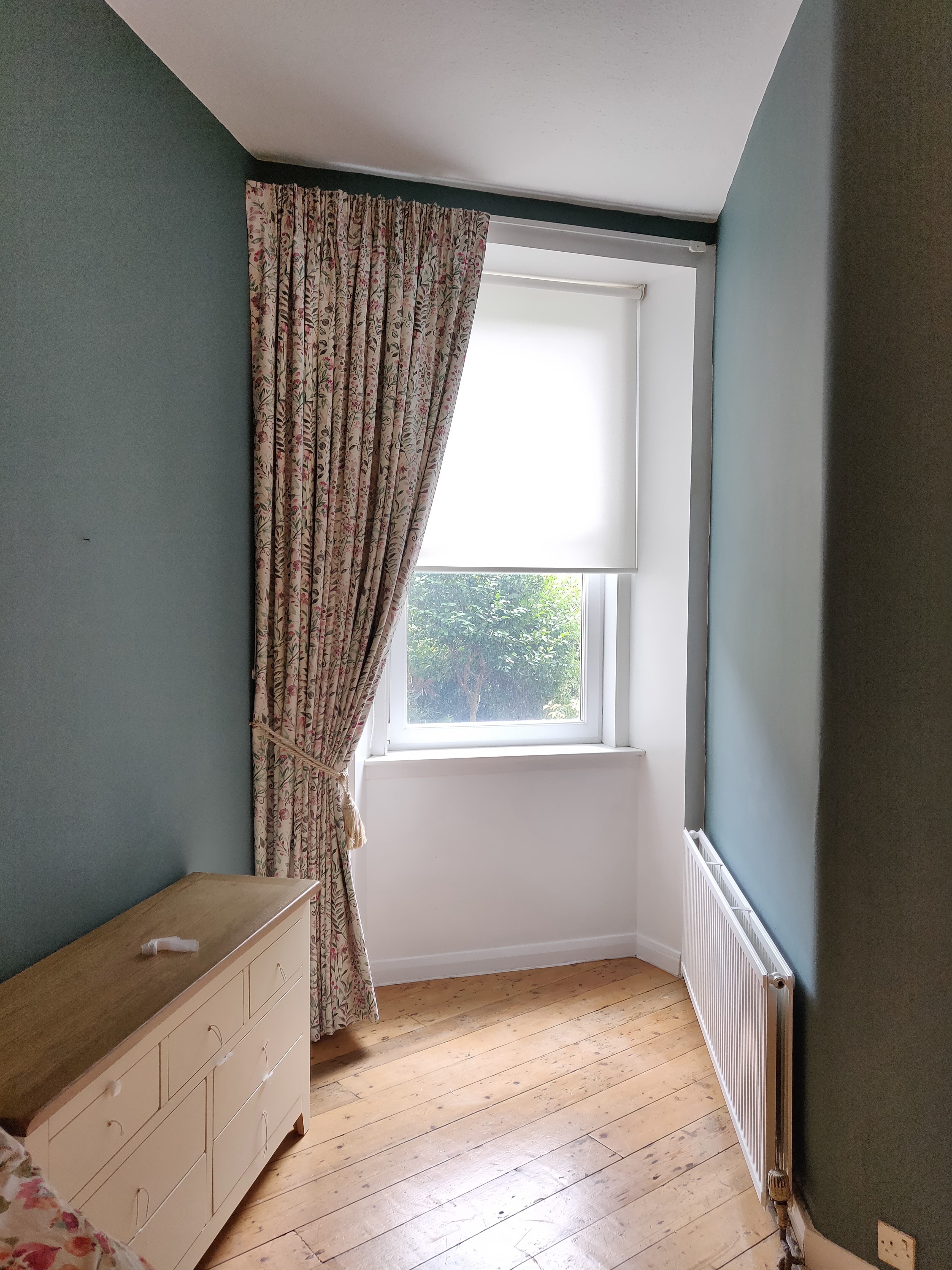Corner bedroom window for single curtain in Viewforth